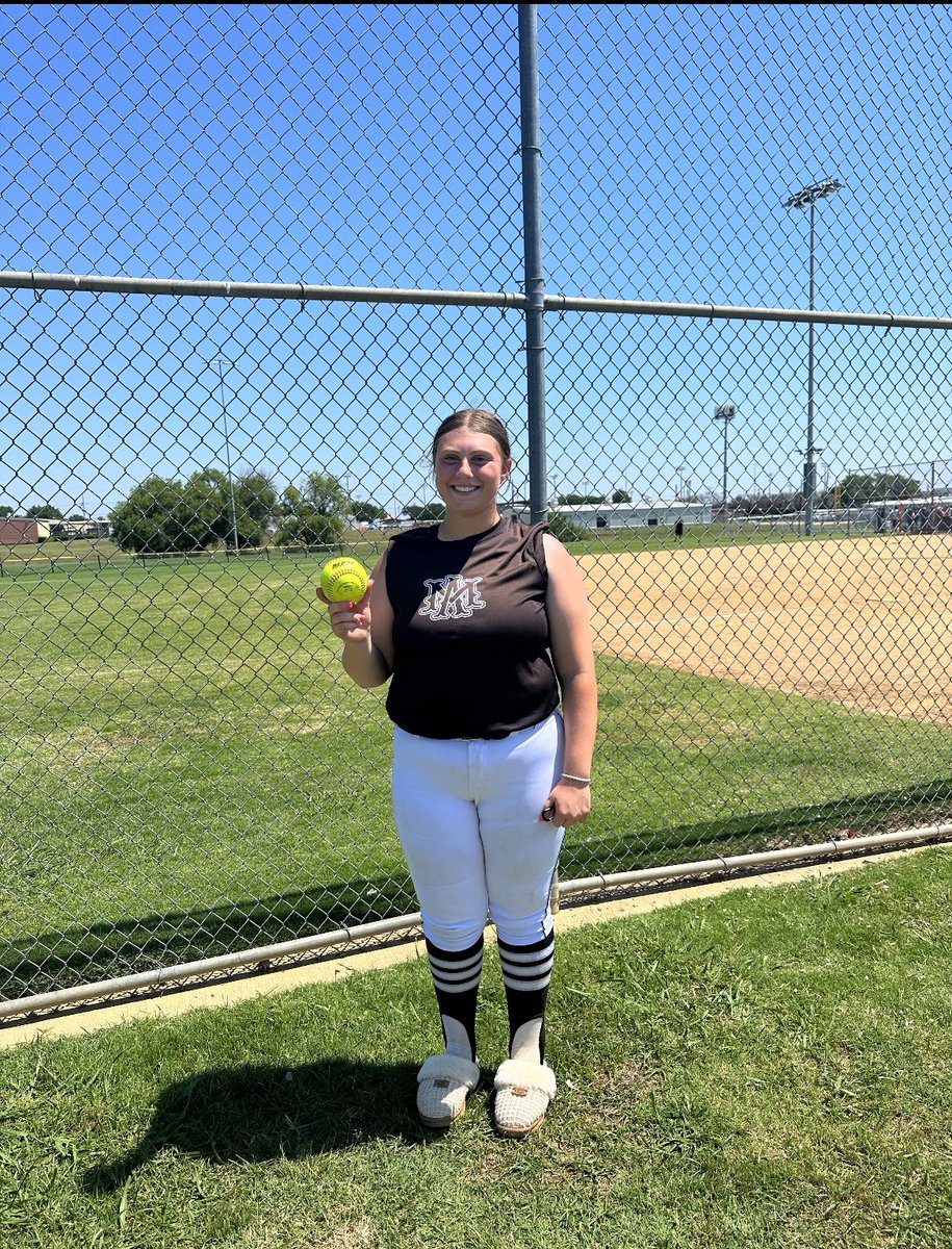 AMntxJA14's tweet photo. Burkley Barnes 2024 1B/3B John Paul II and Kianne Curtin 2025 P/Utl Lewisville High School both hit homeruns this weekend!  Burkley with one and Kianne with two!  @coachfrausto @AMNTX18u @BerrySoftball @CoachClosner @CoastRecruits @TopPreps @D1Uncommitted @D1Softball https://t.co/abIqCvO0Yp