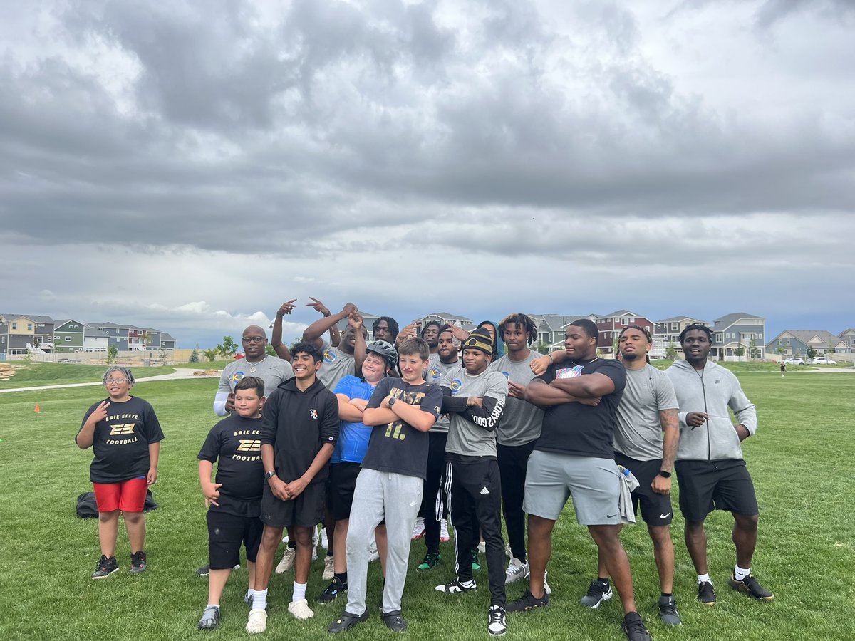 B4LNILC's tweet photo. @CUBuffsFootball helping out with Erie Elite football camp this afternoon! https://t.co/FSdAkc0yJR