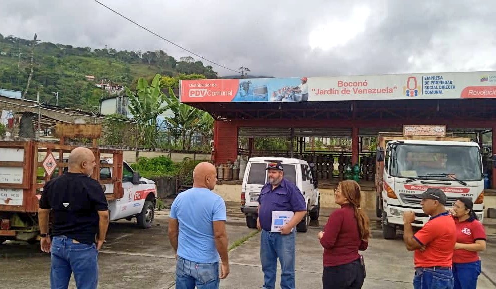 GasTrujillo's tweet photo. Dentro del Plan de Acción de 90 Días, el equipo de @GasTrujillo junto a la gerencia estadal de @Gas_Comunal y el Ministerio para el Petróleo, realizaron inspecciones a las #EPSDC de Carache y Boconó, evaluando proyectos para las mini plantas de llenado
#BienestarIgualdadYJusticia https://t.co/L9wOiXuBuR