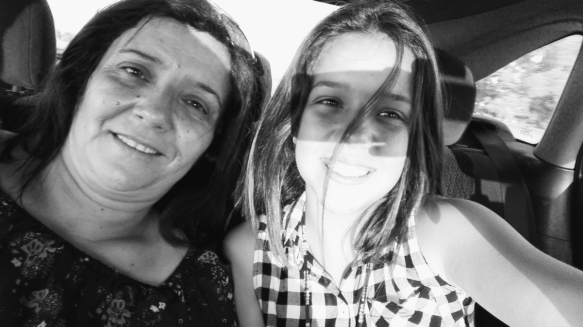 Uma saudade que não dá para explicar.
Sinto um vazio enorme quando ouço a palavra MÃE saber que tu não estás.
Vazio ao não sentir um beijo teu ou uma simples palavra. 
Senti um vazio quando tu partiste.
Mas sinto um vazio ainda enorme quando não estás para me salvar da tristeza.