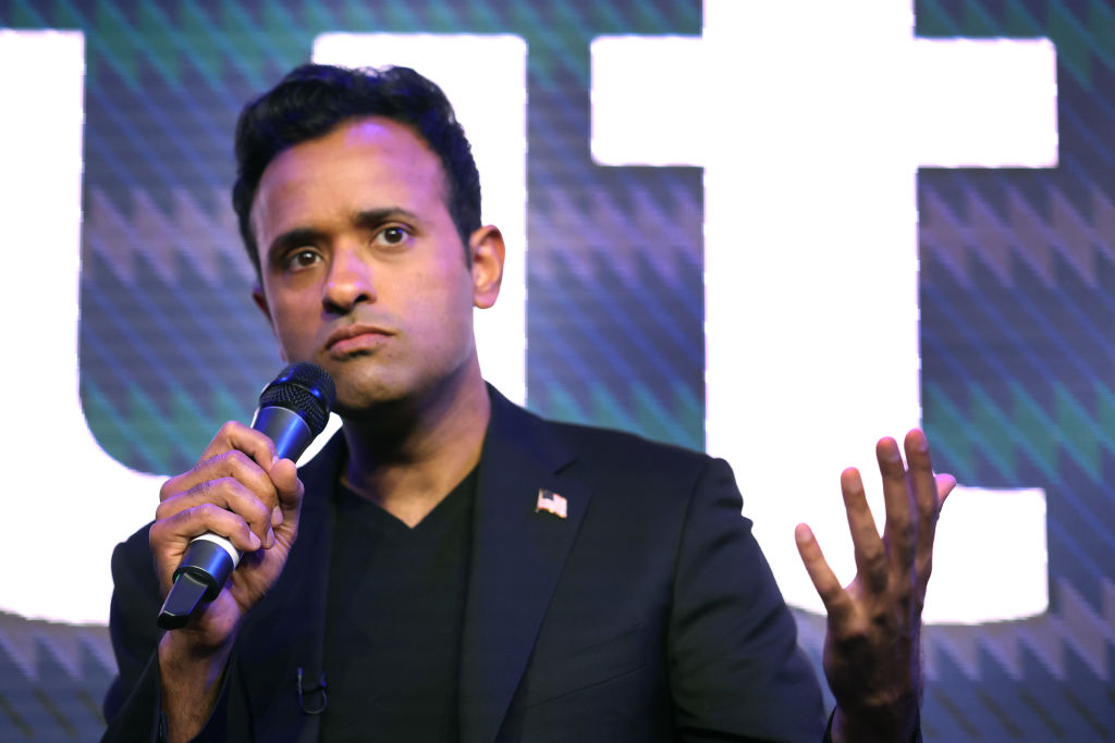 NEWSMAX's tweet photo. Vivek Ramaswamy: "Reading that indictment and looking at the selective omissions of both facts and law... I'm even more convinced that a pardon is the right answer here." https://t.co/e8bWVcNB5N https://t.co/x1DUOpjhsS