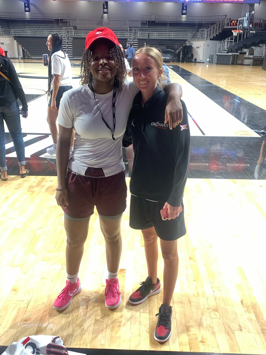 Crawford2410's tweet photo. @GoBearcatsWBB Shout out to the women’s basketball staff (FAMILY) for an amazing Elite Camp‼️now it’s time to go ice😂😂 Thanks again @CincyCoachTrina @CincyCoachAJ @Coach_Barlow20 @CoachBrina_ @CincyDoboAO https://t.co/U1W2ExP1lA