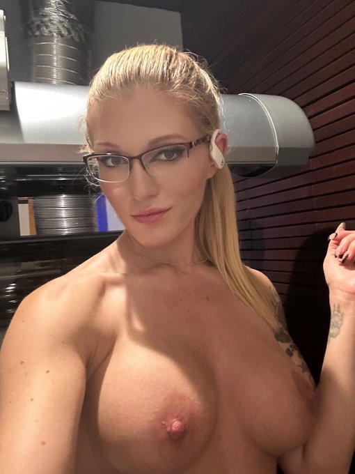 🌙✨𝑫𝒓.𝑲𓂀✨🍀 - Post workout and hitting the tanning salon on the way home to get a little glow action ☀️ https://t.co/t9cQXNWLUl