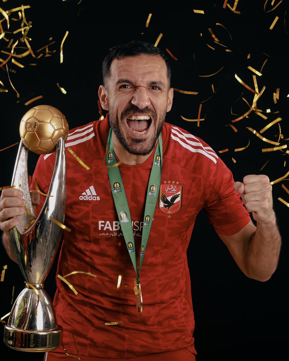 CAFCLCC_ar's tweet photo. ما أجمل معانقة اللقب! 🤩

استمتعوا ببعض من الصور الرسمية لبطل دوري أبطال إفريقيا مع كأس البطولة. 🏆

#TotalEnergiesCAFCL | @AlAhly https://t.co/p5DakYsSNX