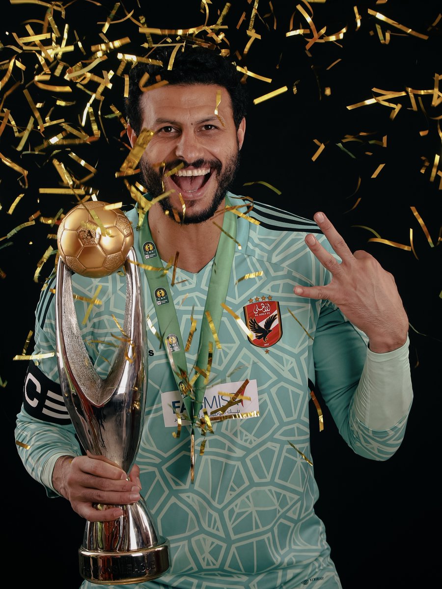 CAFCLCC_ar's tweet photo. ما أجمل معانقة اللقب! 🤩

استمتعوا ببعض من الصور الرسمية لبطل دوري أبطال إفريقيا مع كأس البطولة. 🏆

#TotalEnergiesCAFCL | @AlAhly https://t.co/p5DakYsSNX