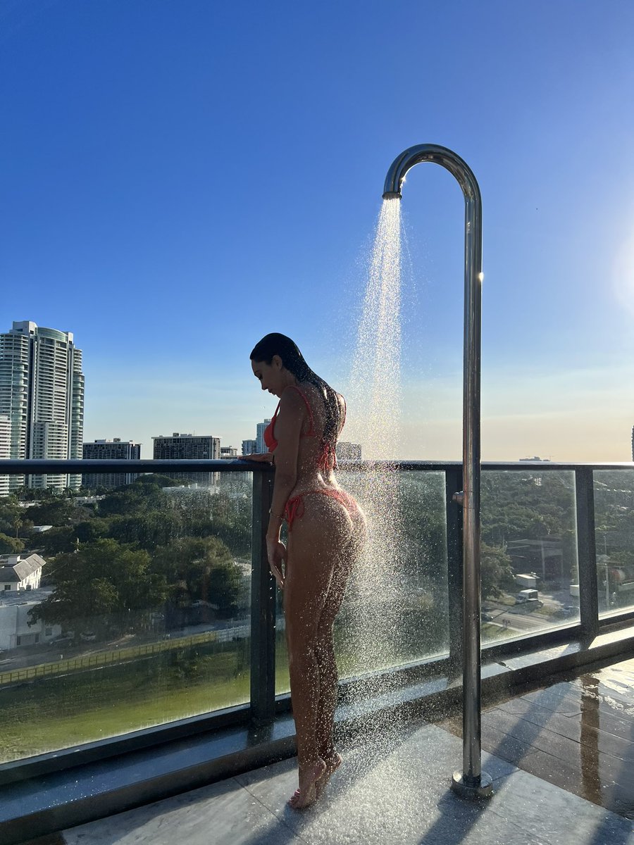 scarletviii's tweet photo. RT If you would get wet with me .. https://t.co/LRNpZ7VKJG