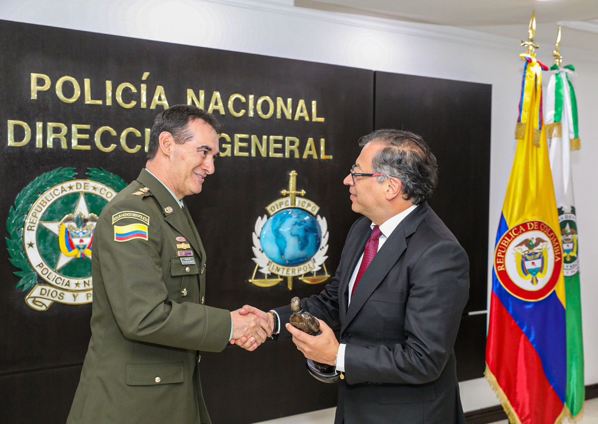 DirectorPolicia's tweet photo. En mi oficina compartí un café con el señor presidente @petrogustavo, hablamos de seguridad nacional y las estrategias de seguridad ciudadana para todo el país. https://t.co/fHPOGiajyu