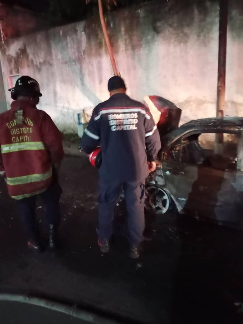Atendemos en el Municipio Baruta, del Edo. Miranda. Calle Mauri. Un incendio de vehículo tipo sedán el cual se encontraba en su fase de libre combustión, en el lugar <a href="/bomberos_dc/">Bomberos de Caracas Cuenta Oficial</a> y 
PC Miranda. 
#BienestarIgualdadYJusticia
