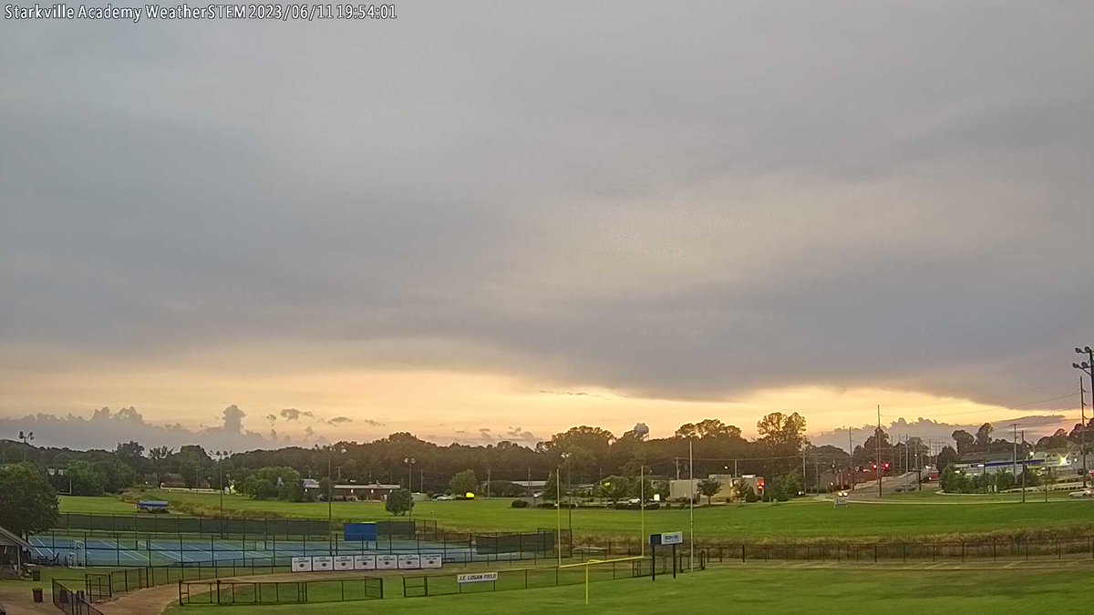 SAWeatherSTEM's tweet image. Starkville Academy at sunset and it's 82.3 F.