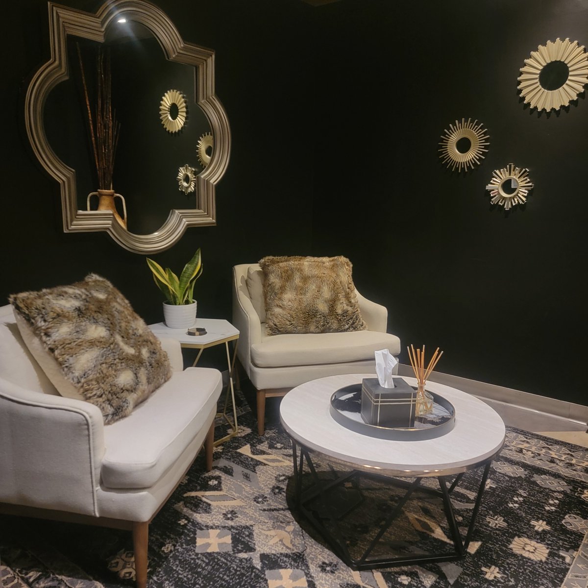 Wsaloncincy's tweet photo. The perfect place to relax, enjoy a glass of wine. #wsalonandspahydepark #cincywinebar #luxury https://t.co/euHlDh7RVI