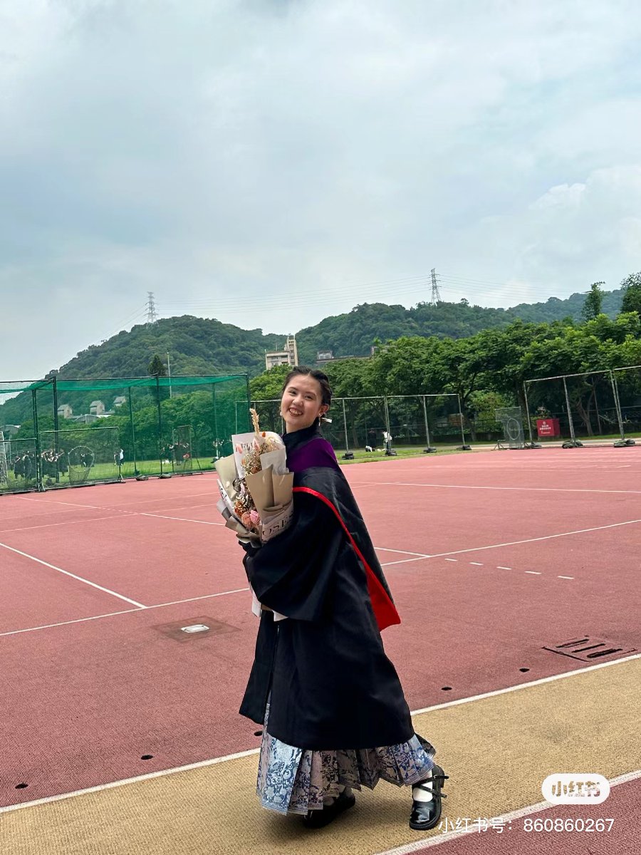 AmazingHanfu's tweet image. In #Taipei, China, a blogger named &quot;Vagabond Robe&quot; wore a #Mamianqun to #Soochow #University&apos;s #master&apos;s #graduation ceremony, creating a perfect juxtaposition of tradition and academia.（Via：agabond Robe）