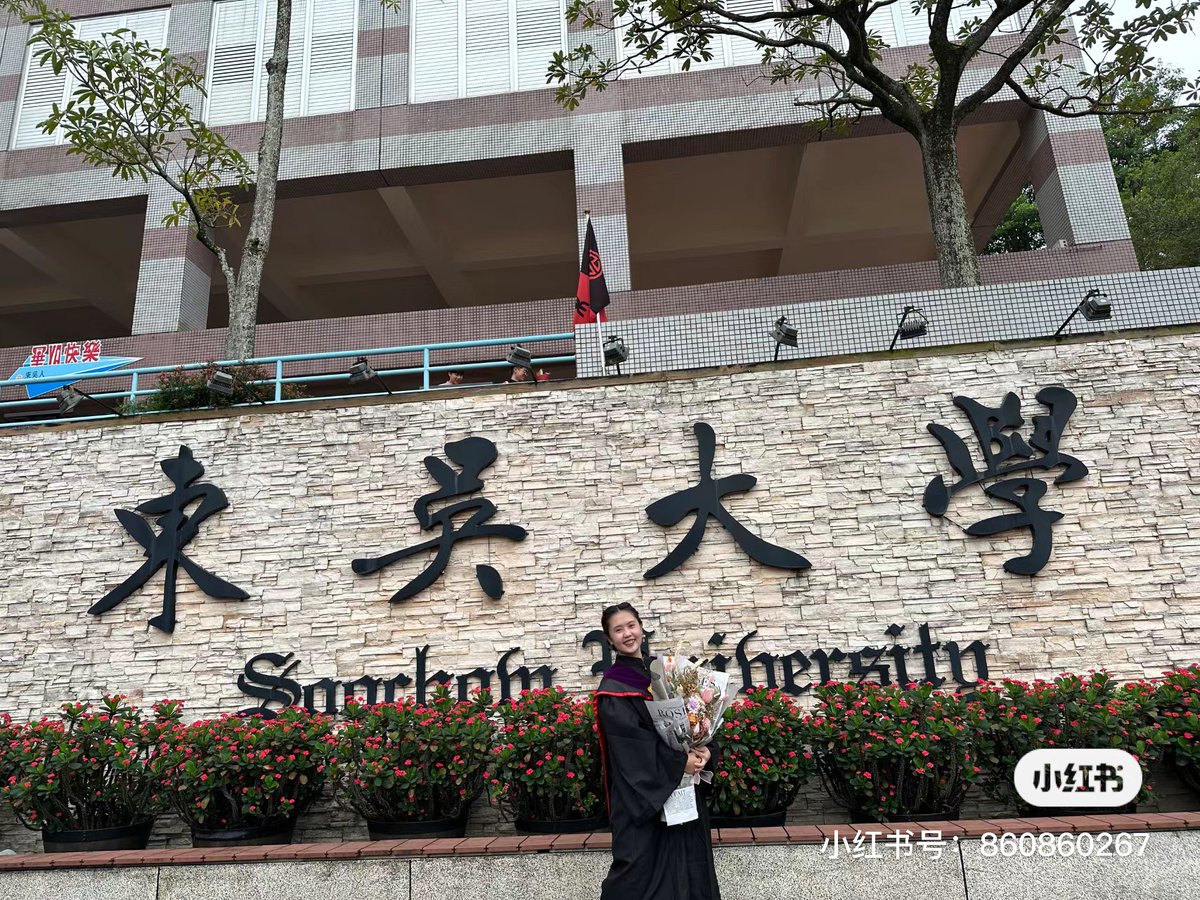 AmazingHanfu's tweet image. In #Taipei, China, a blogger named &quot;Vagabond Robe&quot; wore a #Mamianqun to #Soochow #University&apos;s #master&apos;s #graduation ceremony, creating a perfect juxtaposition of tradition and academia.（Via：agabond Robe）