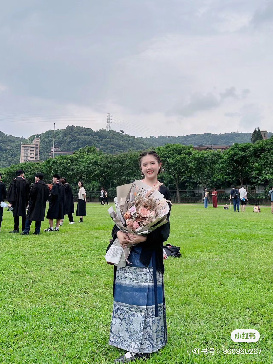 AmazingHanfu's tweet image. In #Taipei, China, a blogger named &quot;Vagabond Robe&quot; wore a #Mamianqun to #Soochow #University&apos;s #master&apos;s #graduation ceremony, creating a perfect juxtaposition of tradition and academia.（Via：agabond Robe）