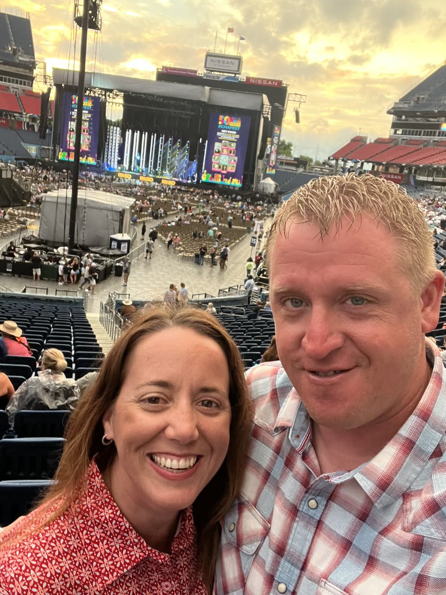 jacqui4's tweet photo. Rain can’t stop us from having a great night! #chevycma @CountryMusic @ritamporter  @markgeese5 @JimPorterJr https://t.co/ObtXpoZ49S