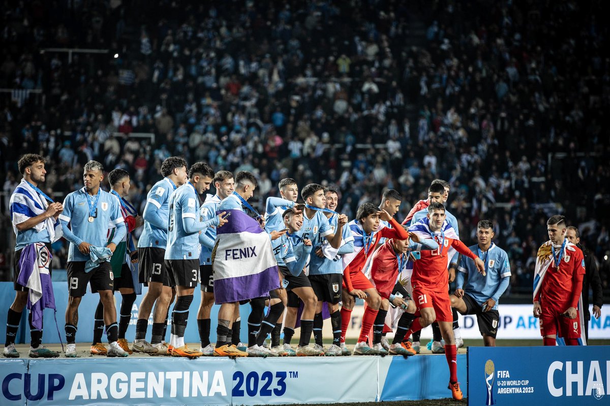 Uruguay's tweet photo. 🤣 𝐀𝐜𝐚́ 𝐞𝐬𝐭𝐚́ 𝐥𝐨 𝐪𝐮𝐞 𝐛𝐮𝐬𝐜𝐚𝐛𝐚𝐬

Campeones del Mundo, chau pibe. 

#ElEquipoQueNosUne https://t.co/nW2gLWlGWW