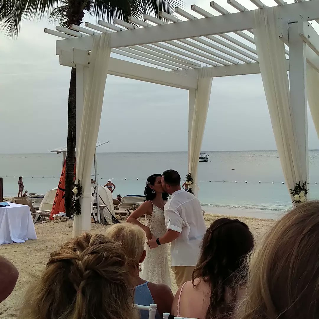 ckurtzopks81's tweet image. Had a great weekend with friends in Jamaica for a wedding. #yeahmon #hooverpate23