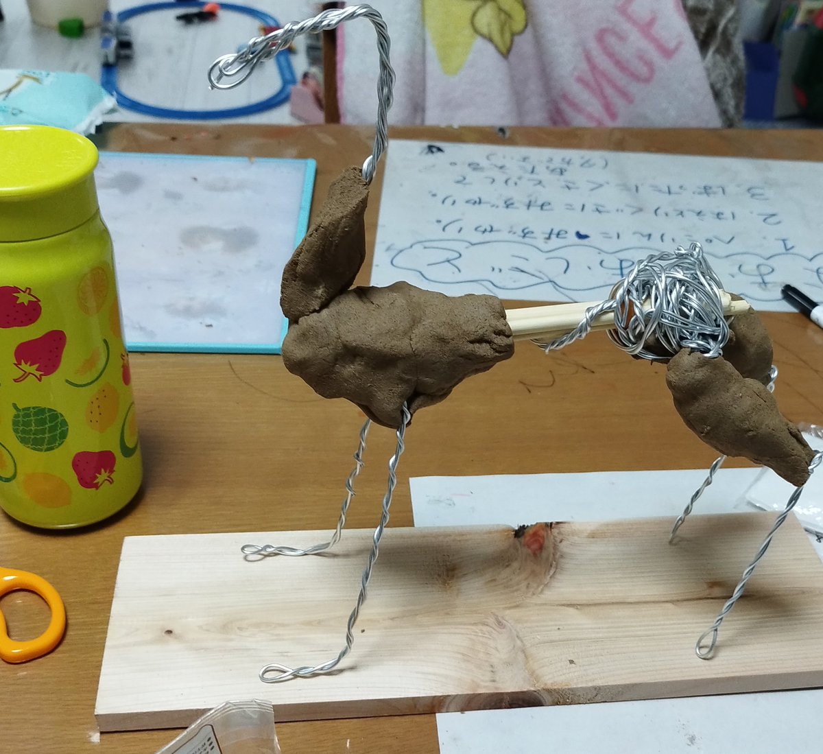 粘土造形はずぶの素人ですが思い立ったのでやってる。肉づけ？中。難しいぞ。ラマみたい💧 https://t.co/8ZOui1WML8