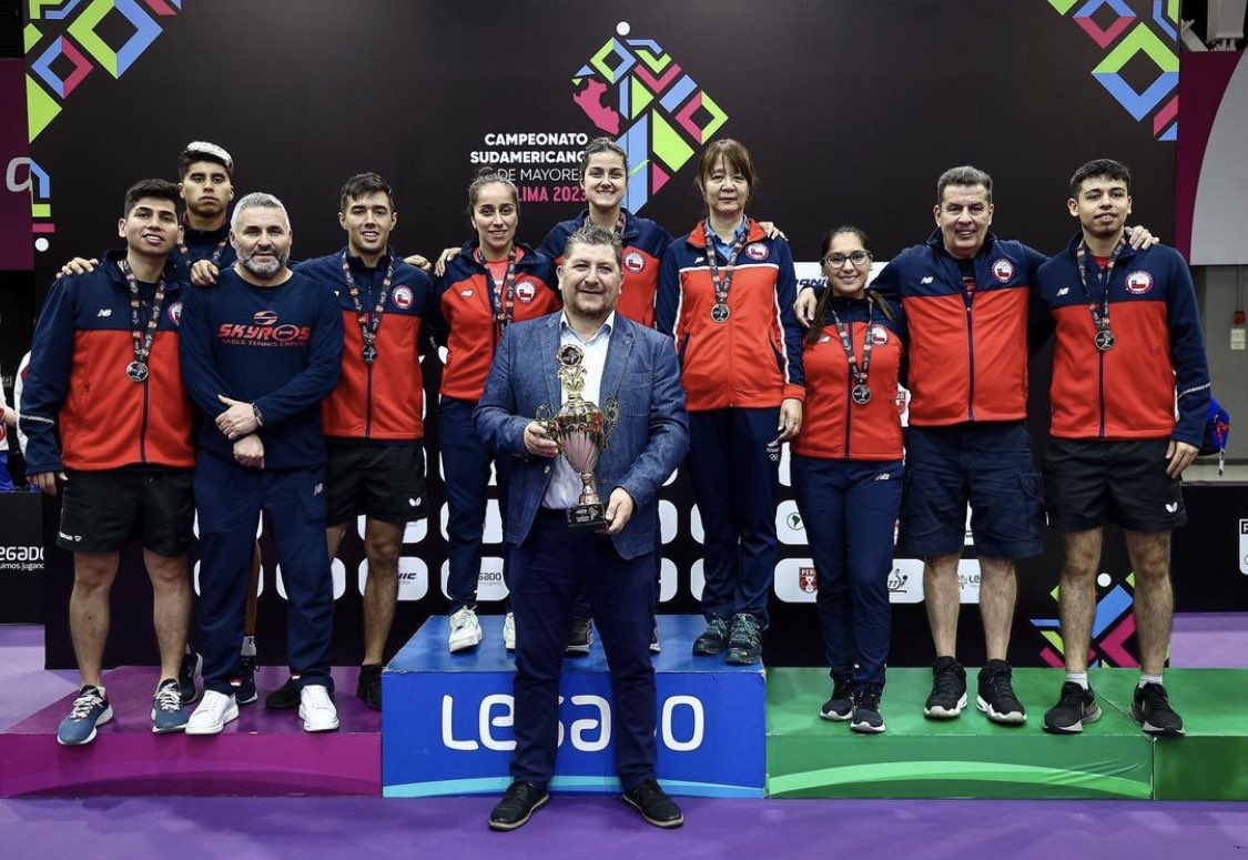 TeamChile_COCH's tweet photo. ¡SALUDEN A LOS CAMPEONES! 😎😎

El Team Chile 🇨🇱 de Tenis de Mesa 🏓 conquistó el medallero general del Sudamericano de Lima 🇵🇪, demostrando su gran crecimiento 📈 en la región.

En el último día de competencias, el equipo femenino fue campeón 🥇 y el masculino, subcampeón 🥈.

📸 @ITTFAmericas 

#VamosTeamChile 🇨🇱