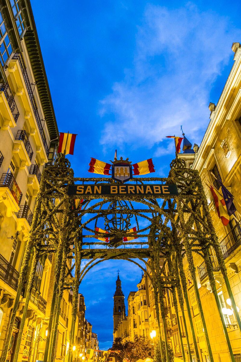 Eduard_Lpz's tweet photo. Preciosa foto de la Calle Portales, el Arco de San Bernabé en primer plano y La Redonda al fondo 😍.
#calleportales #sanbernabe #arcodesanbernabe #concatedraldelogroño #laredonda #logroño 🇯🇪 https://t.co/pIjGxJYzal