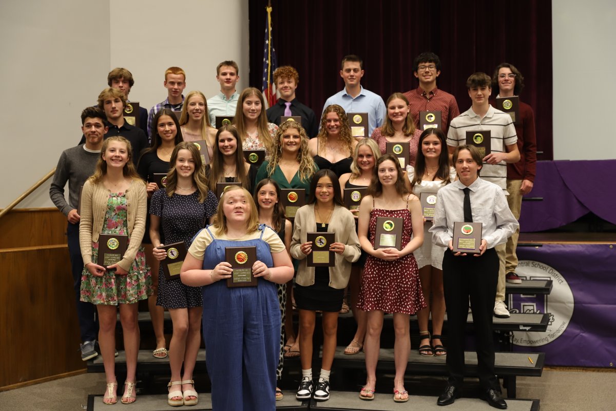 Congratulations to the 2022-2023 recipients of the Hamburg Bulldogs Booster Club Most Improved Athlete Award! 

Full list of recipients found at bulldogsbooster.com

📸 credit: HCSD