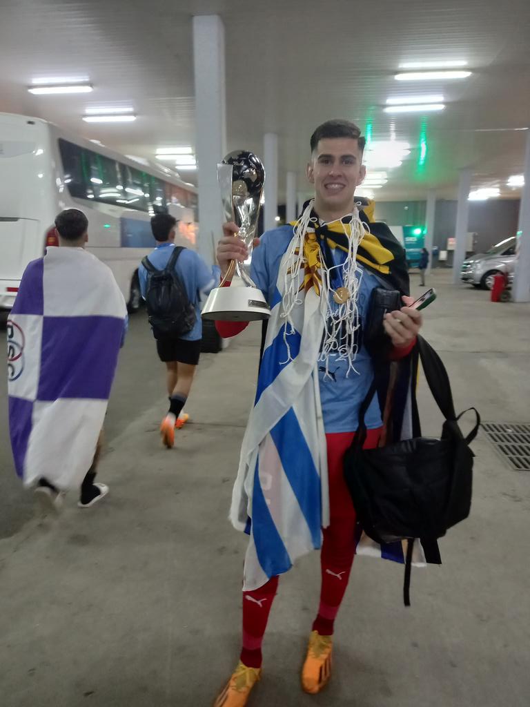 La <a href="/FIFAcom/">FIFA</a> entregó al italiano el guante de Oro al mejor arquero. Si vota la Comisión Técnica, miraron otro torneo. Desde que arrancó el mundial Randall Rodriguez recibio goles solo de Inglaterra. En fase de definiciones <a href="/Uruguay/">Selección Uruguaya</a> tuvo valla invicta. El mejor arquero fué él.