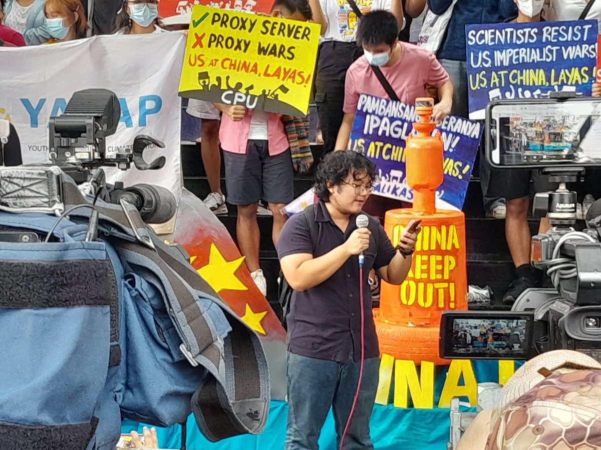 CEGPhilippines's tweet photo. NGAYON | Sa Araw ng Kalayaan, nagtipon ang iba't ibang sektor sa harap ng Chinese Consulate upang igiit ang tunay na foreign independent policy sa Pilipinas sa halip na mga hindi pantay na kasunduang pang-ekonomiya na ipinapataw ng US at China sa ating bansa.

#AtinAngPinas https://t.co/HBhbrTxRy6