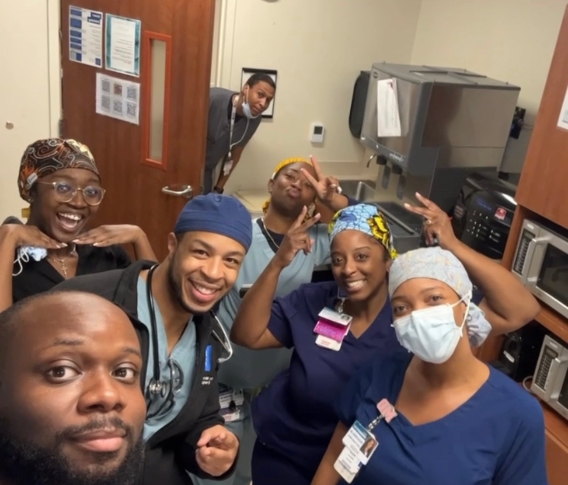 Dr_mac2's tweet photo. Live from BT with @BCMEmergencyMed 

Guest appearance in lounge by @RealCedricDark https://t.co/B9sB57l0GG