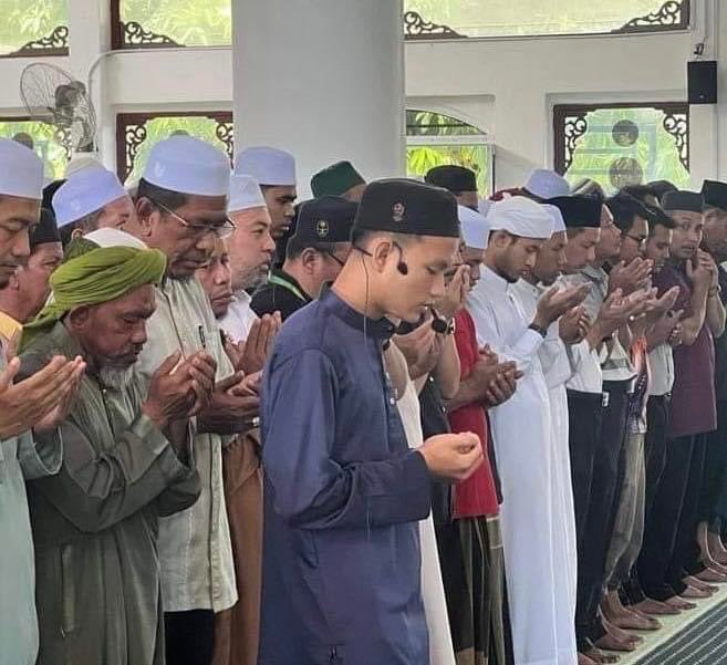 Saya kagum... betul-betul kagum. Bila ayahnya meninggal dunia, dia ambil alih menjaga ibunya yang sakit.

Di saat dia menerima berita gembira berjaya mendapat keputusan cemerlang dalam SPM, Allah menjemput ibunya pulang.