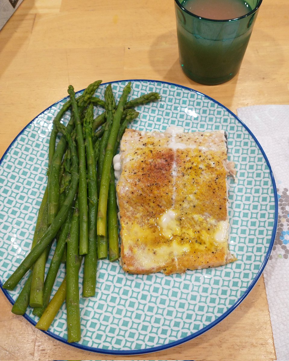 Sunday dinner: Lemon Pepper Salmon with steamed asparagus! #dinnerisserved