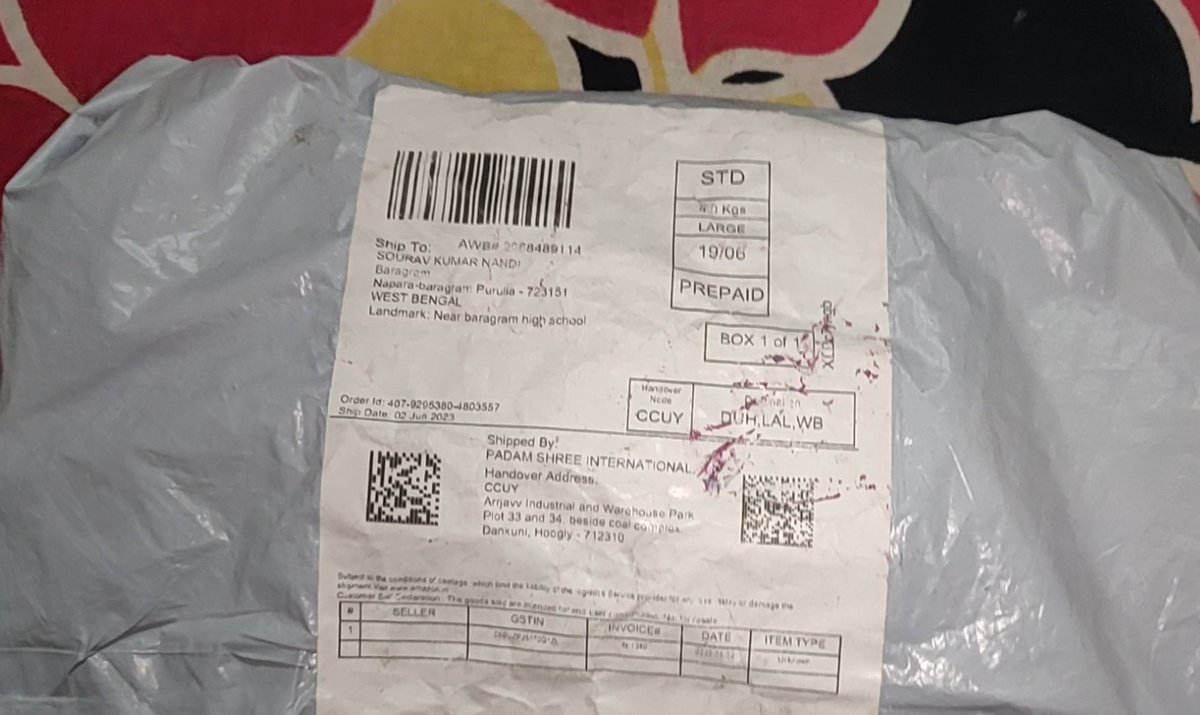 amisouravnandi's tweet photo. I ordered 4 set of Steel chair worth Rs 5,199 from Amazon but They sent me a small packet with pillow cover in it..
The fraud is from the seller side I guess, I already complained about it on amazon &amp; They denied to help.@jagograhakjago @amazonIN @KolkataPolice @AdvisorLaborLaw https://t.co/4D4MzWoO6e