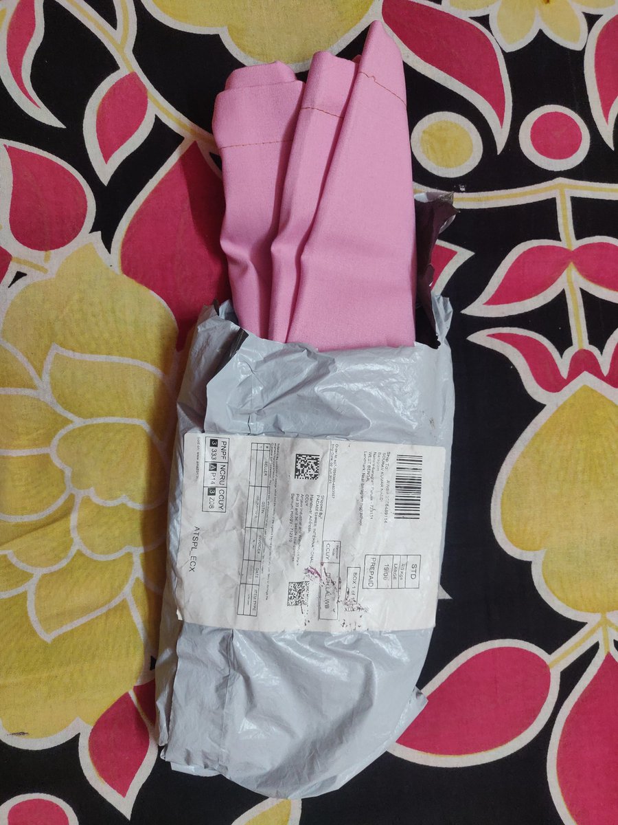 amisouravnandi's tweet photo. I ordered 4 set of Steel chair worth Rs 5,199 from Amazon but They sent me a small packet with pillow cover in it..
The fraud is from the seller side I guess, I already complained about it on amazon &amp; They denied to help.@jagograhakjago @amazonIN @KolkataPolice @AdvisorLaborLaw https://t.co/4D4MzWoO6e