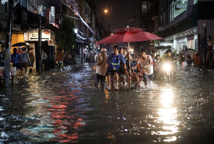 If you haven't seen the beauty of a 'Kanal' spewing out water, then this is your chance to see one personally.

Manila flood is currenly at Alert level 3 and it only gets THIS moody every typhoon season. 

As dangerous as the situation is, it's a spectacle to see it at night.