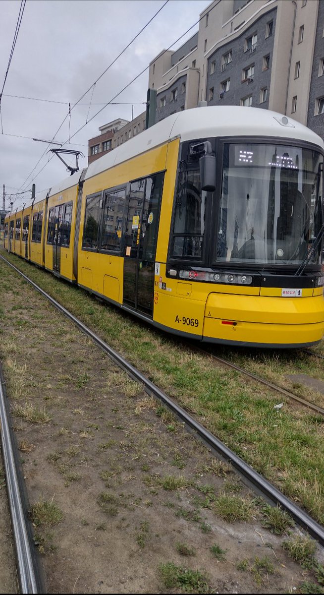 raghu_hegde's tweet photo. @havoviw @vijivenkatesh @smita_das @Sharmilsky @nuts2406 @swati_shahi_ So many shades of yellow to choose from, and I'll go with one of my favourites - yellow public transportation on natural green. For me, an unbeatable combination https://t.co/L3CdVAQrkS