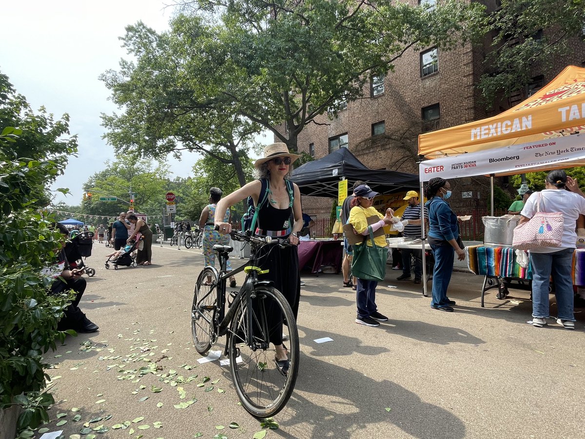KathyParkPrice's tweet photo. The volunteer steward-leaders of Paseo Park @34_ave did an amazing job hosting @TransAlt #ta50 block party! Thank you @rockawayjim @NualafromJH @dawnsiff and so many others! https://t.co/dmZUDla1N5