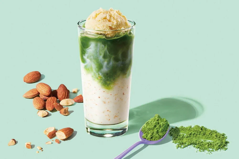 昨年好評だったスタバの「抹茶 ＆ クラッシュ アーモンドミルク ティー ラテ」が再登場！