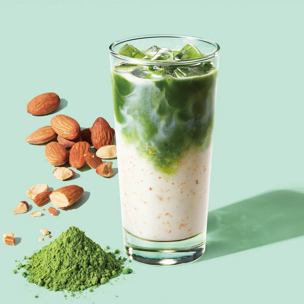 昨年好評だったスタバの「抹茶 ＆ クラッシュ アーモンドミルク ティー ラテ」が再登場！