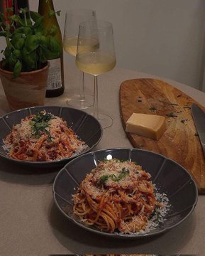 ElenRoo's tweet photo. dinner date https://t.co/Ubgxwt1mxE
