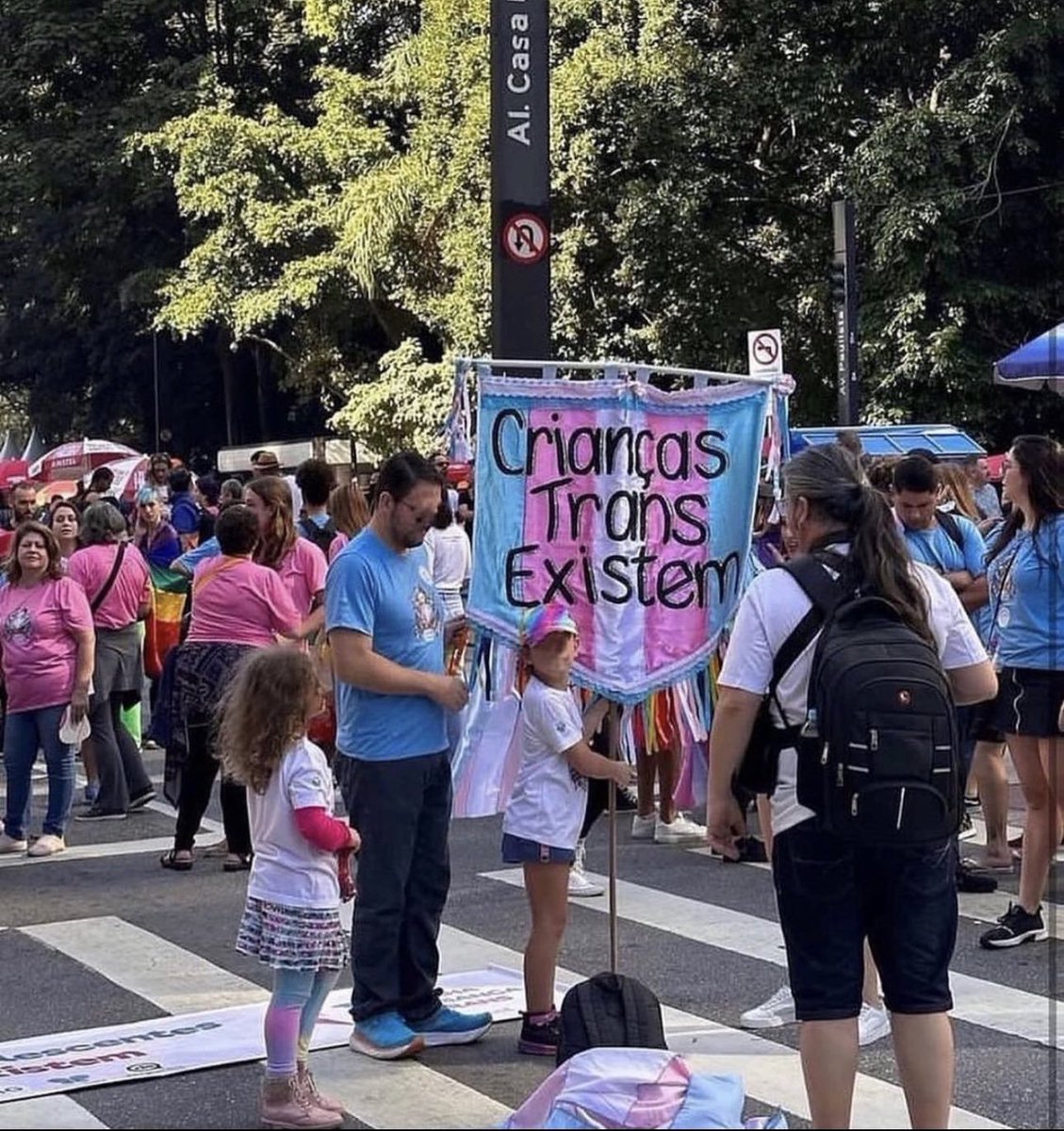 Não! Elas não existem!
O que existe são adultos doentes que usam de crianças pra avançar sua diabólica agenda ideológica.