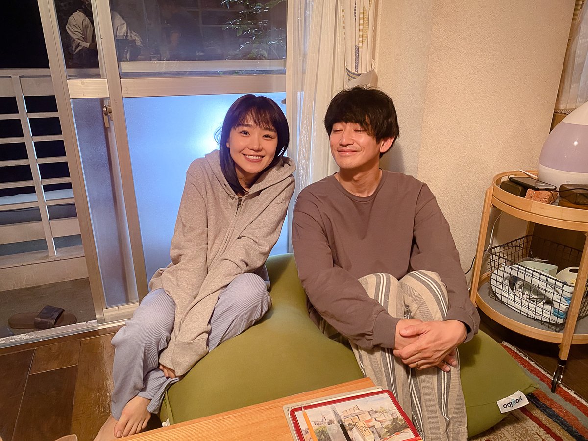 lastnote_fujitv's tweet photo. 🫧オフショットをお届け🫧

吉野家のリビングで
くつろぐ #奈緒 さんと #永山瑛太 さんの
本編とはまた違った２ショットを📸✨

#あなたがしてくれなくても

📣 ９話の #TVer 見逃し無料配信は
　　次回放送まで！
📺１〜３話も変わらず無料配信中
https://t.co/STlB6CxLFT https://t.co/swnxJ5ZIg9