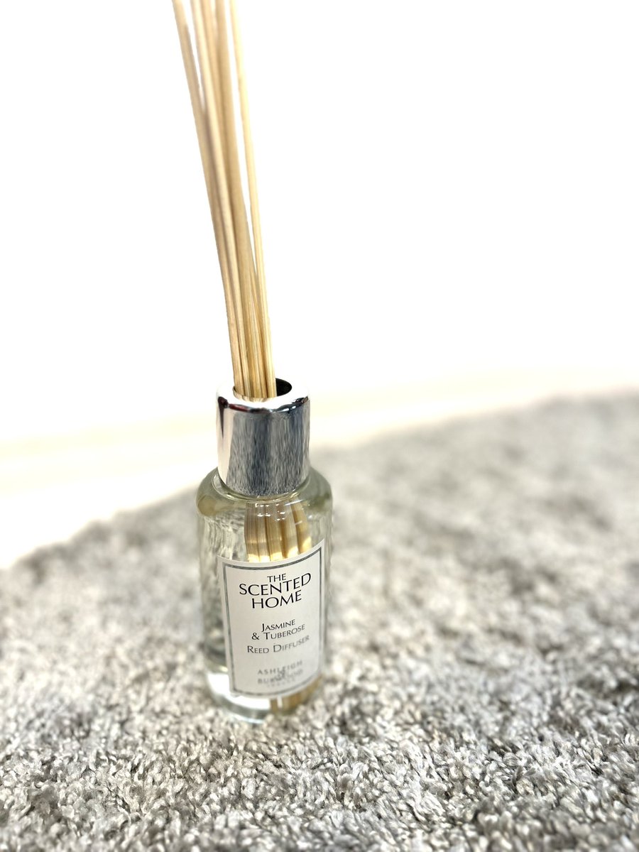 zidaitoneruonna's tweet image. 教えたくないレベル。
都内のフレンチのお店のトイレでほのかに香ってたジャスミン系のルームフレグランスが好みすぎて、どこのブランド物か写真撮って後日気になって調べたら。
Amazonで 1,980円だった😂
品が良くて、思わず写真撮ったレベルなので、甘すぎるの苦手な人とかめっちゃおすすめ。。