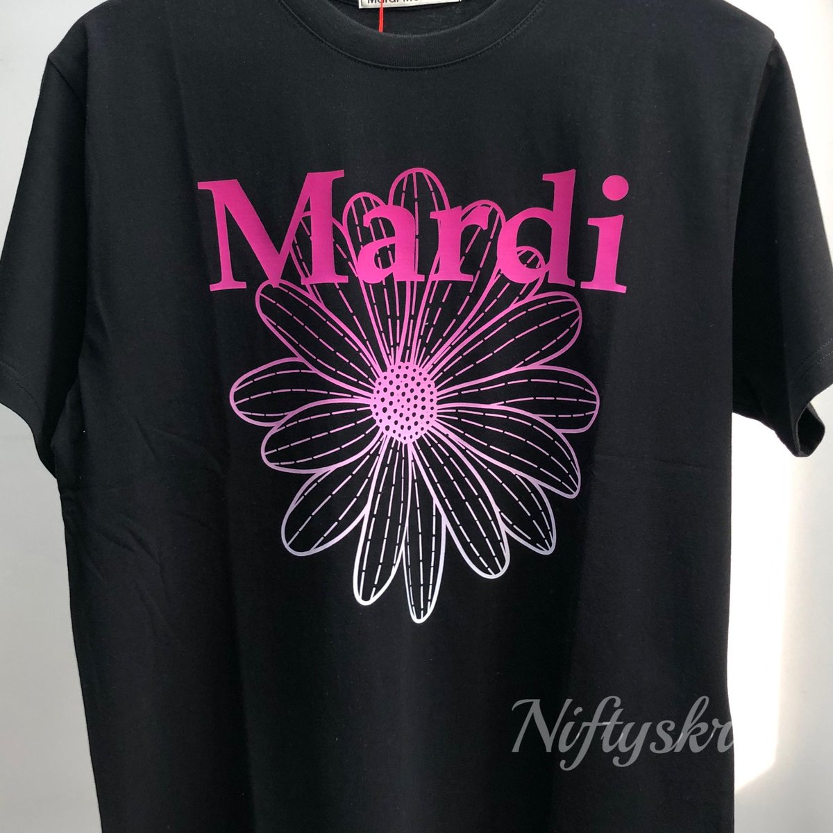 พร้อมส่ง Mardi 🌼TSHIRT FLOWERMARDI 

เสื้อSize : รอบอก 46ยาว 29.5 นิ้ว 
Price : 1830

✅Line <a href="/Niftyshop/">nifty shop</a> (สอบถาม+ สั่งซื้อสินค้า)

#mardikorea #mardi #พรีเกาหลี #พร้อมส่ง #เสื้อเกาหลี  #mardiพร้อมส่ง #เสื้อยืดเกาหลี