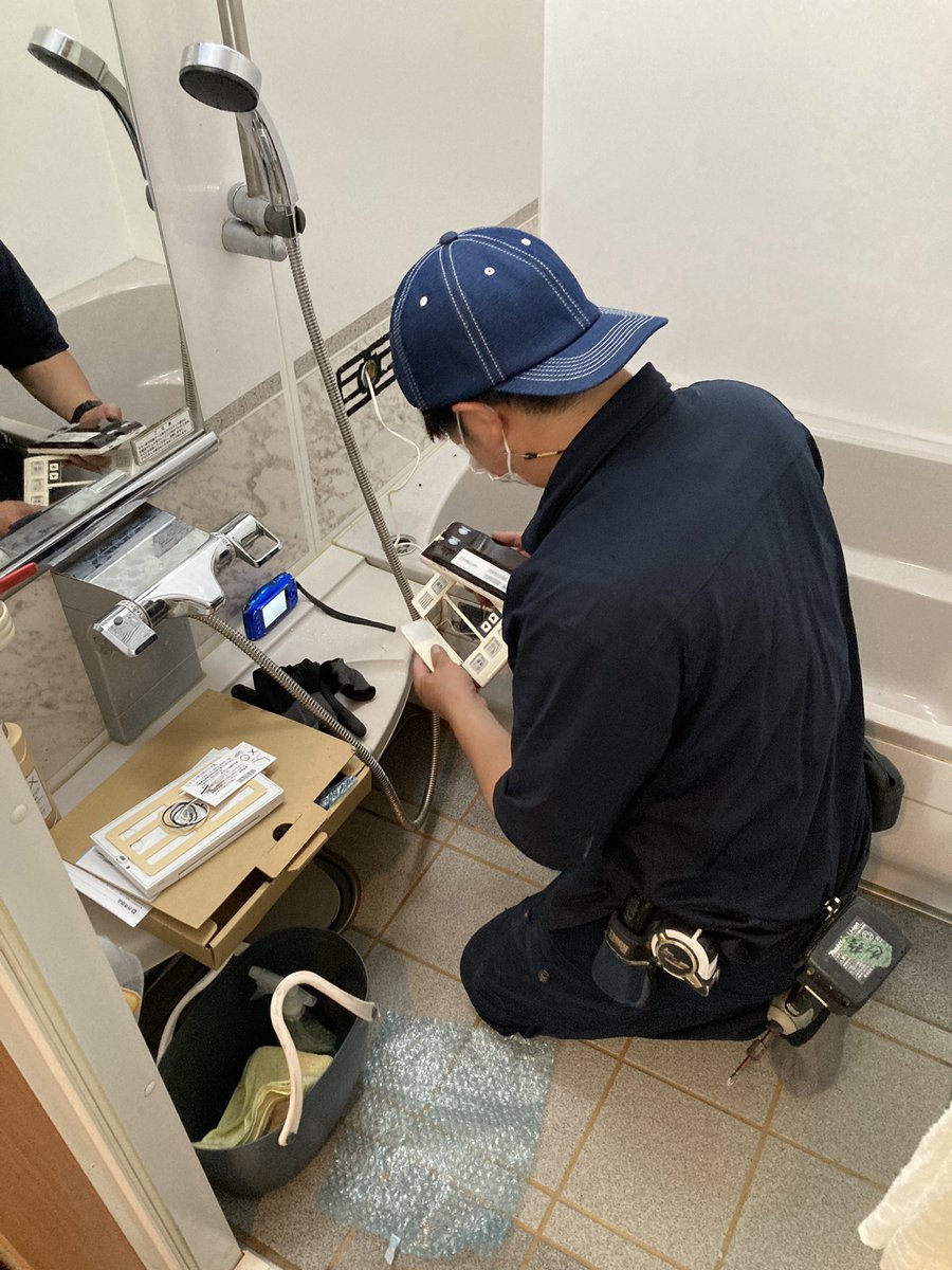 ExiJapan's tweet photo. 職人さんこんな狭いところしか
通れなくてごめんねー

給湯器、床暖房付きはまだ1〜2ヶ月かかりますが普通のモノであれば1週間もあれば入ります。 https://t.co/2wvpQ1VVjV