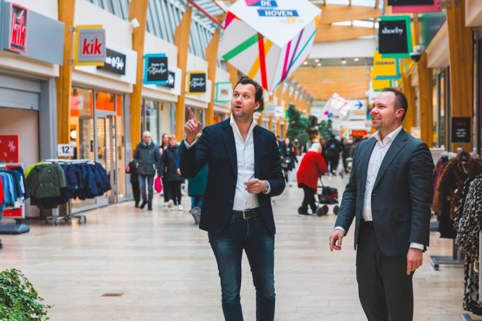 Wie op een doordeweekse dag door <a href="/DeHovenPassage/">De Hoven Passage</a> loopt, word aangenaam verrast door de vele bezoekers. “De Hoven is het functionele hart van Delft-West”, aldus Dennis Hoek en Tim Aalders van Van der Vorm Vastgoed. Lees het volledige artikel hier 📲 delft.business/het-functionel… #delft