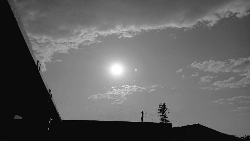 <a href="/PhotoRose1997/">Rose's Photography</a> Black and white chain -keep it going.