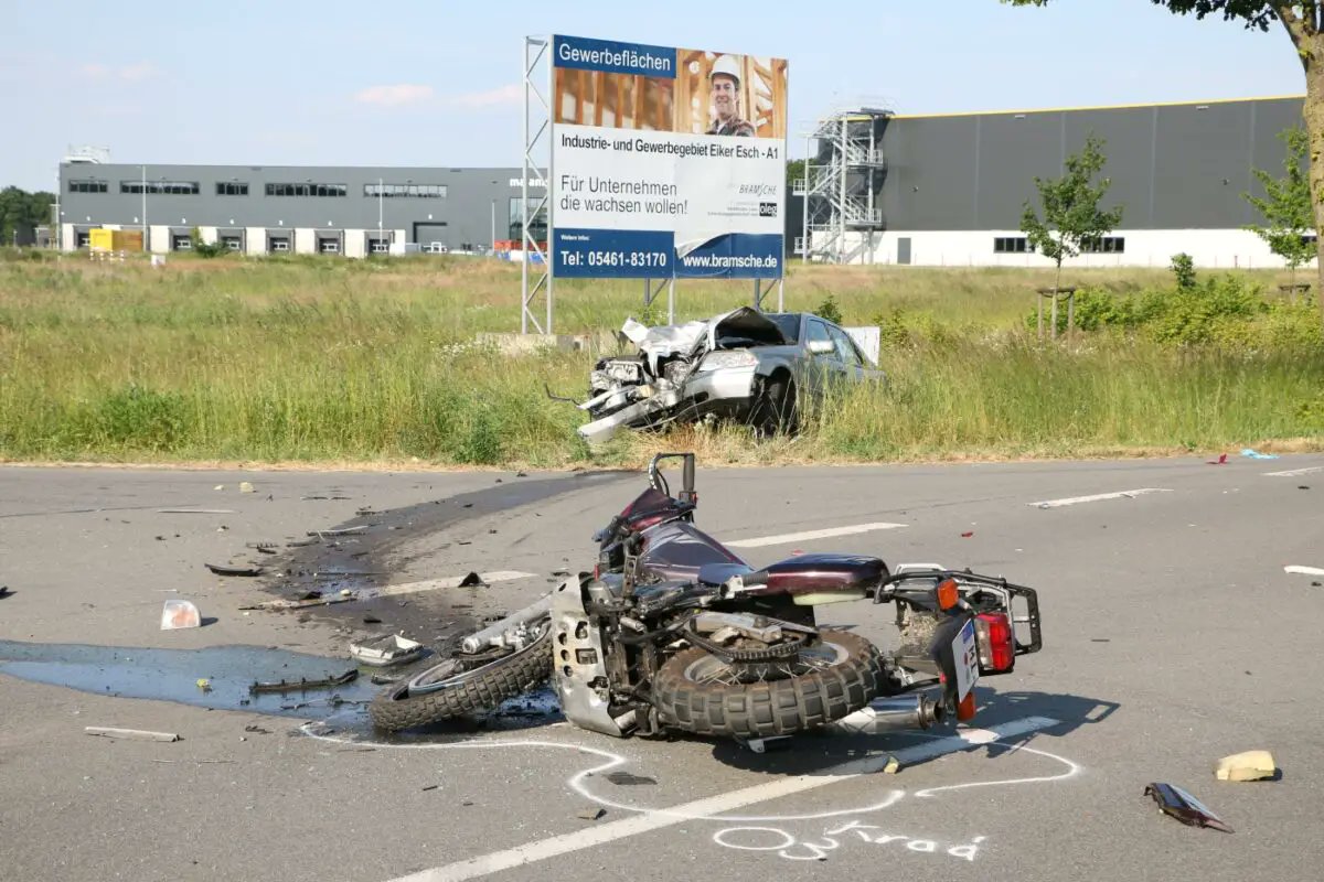 hasepost's tweet image. HASEPOST Osnabrück: Tödlicher Unfall: PKW kollidiert mit zwei Motorrädern in Bramsche Ein schwerer Verkehrsunfall endete am späten Sonntagnachmittag (11. Juni 2023) für einen Motorradfahrer tödlich. Ei #bramsche #kollision #motorrad #notarzt #pkw #polizei hasepost.de/toedlicher-unf…