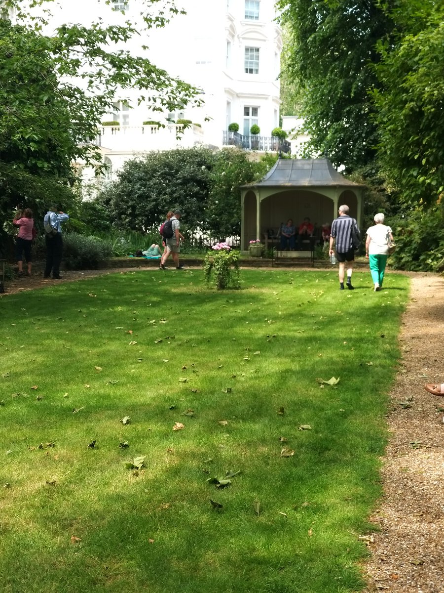 broadsgirl's tweet photo. Onto Rutland Gate Garden, a small intimate garden in a very quiet part of #Knightsbridge
Hard to imagine the army requisitioned the surrounding buildings during WW2 & the garden was the dumping ground for materials from nearby bombed out houses
#LOG23 https://t.co/rLi4HGgURm