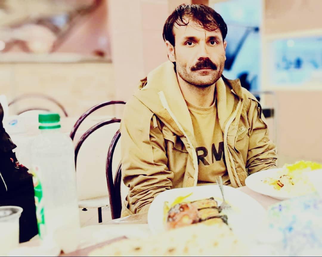 HelalRohani's tweet photo. ﻳﻮ غمځپلی ﺷﺎن ﺻﻮرت دی د ﻟﻤﺒﻮ ﭘﻪ منځ ﮐﯥ 
 د ژوﻧﺪ ﻗﺪم اﺧﻠﻲ د ﺗﮑﻮ ﺗﻮرو ﺷﭙﻮ ﭘﻪ منځ ﮐﯥ 
 دﻟﺘﻪ ګلونه ﺑﯥ ﻣﺎﻟﻴﺎره زﻧﺪه ګی ﺗﭕﺮوي 
 غوټۍ شی ، ګل شی ، ورژیږی د جګړو په منځ کی https://t.co/25pdtQ0zkD