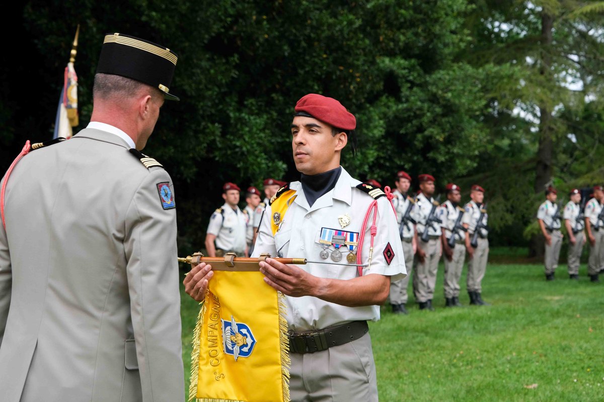 17eRGP's tweet image. La saison des passations de commandement a débuté au #17RGP avec la #PASSCOM de la 3e compagnie de combat.
Après 2 ans à la tête des "jaunes", le CNE Antonin a transmis le commandement au CNE Lucas lors d'une belle cérémonie au jardin du conseil départemental du Tarn-et-Garonne.