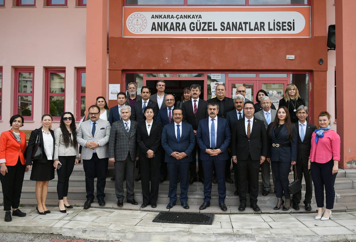 Yusuf__Tekin's tweet photo. Öğretmenler Odası buluşmamızda bugün Ankara Güzel Sanatlar lisesindeydik. Çok verimli ve dostça bir sohbetti. Ödevlerimi not ettim.. Nazik ev sahiplikleri ve sohbetleri için kalpten teşekkürlerimle…. https://t.co/0zwwCrVVTx