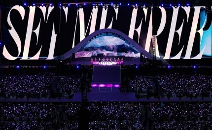 pinkot9's tweet photo. These photos of TWICE concert at SoFi stadium are insane. I have chills https://t.co/vEMcDbdQCY